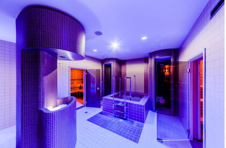 Live-inn Hotel-style 5 Apartments, 20 Mins To Centre, Gym, Reception, Free Parking, Lift, Roof Terrace & Game Apartment *