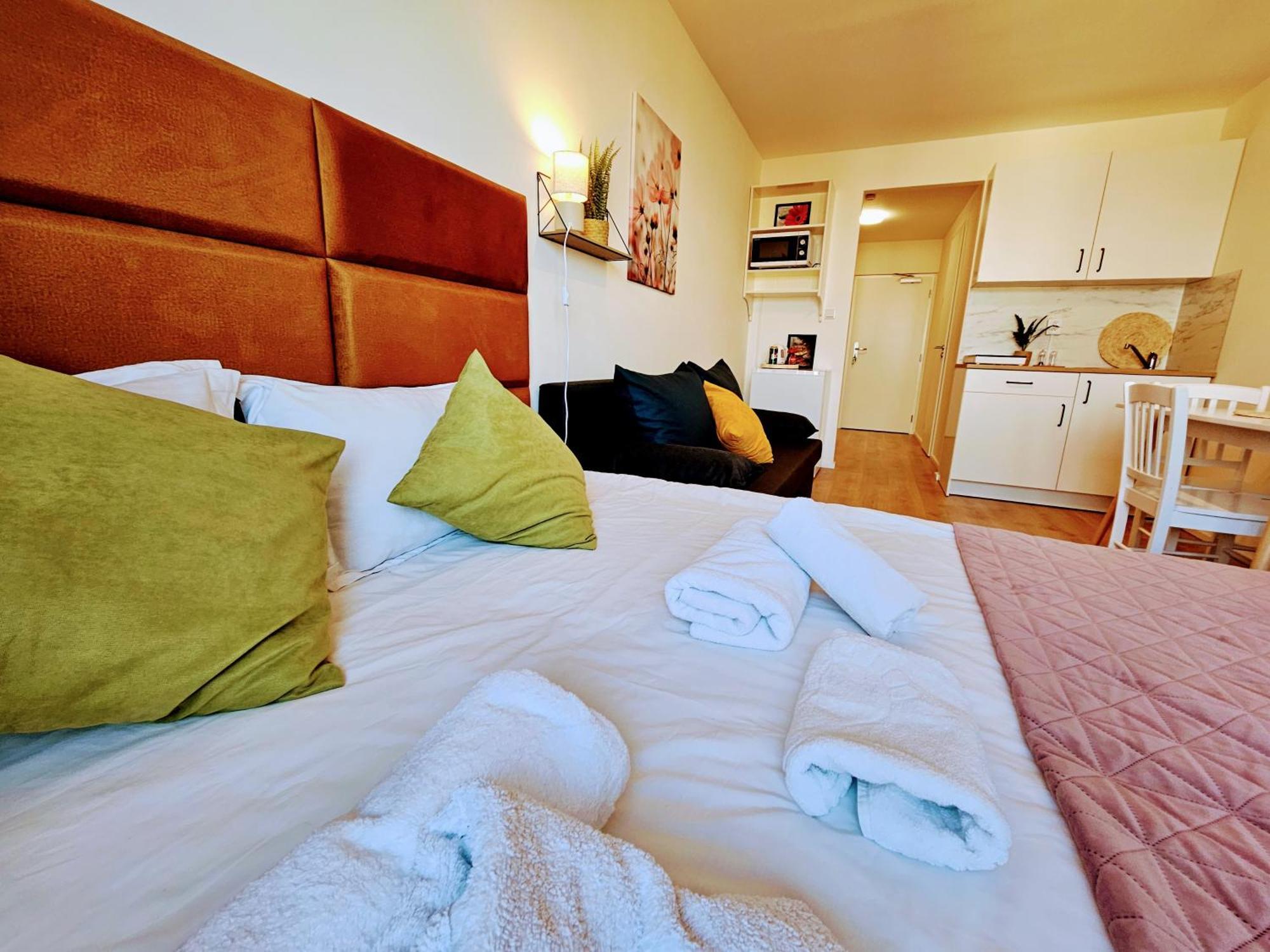Live-inn Hotel-style 5 Apartments, 20 Mins To Centre, Gym, Reception, Free Parking, Lift, Roof Terrace & Game Apartment Prag