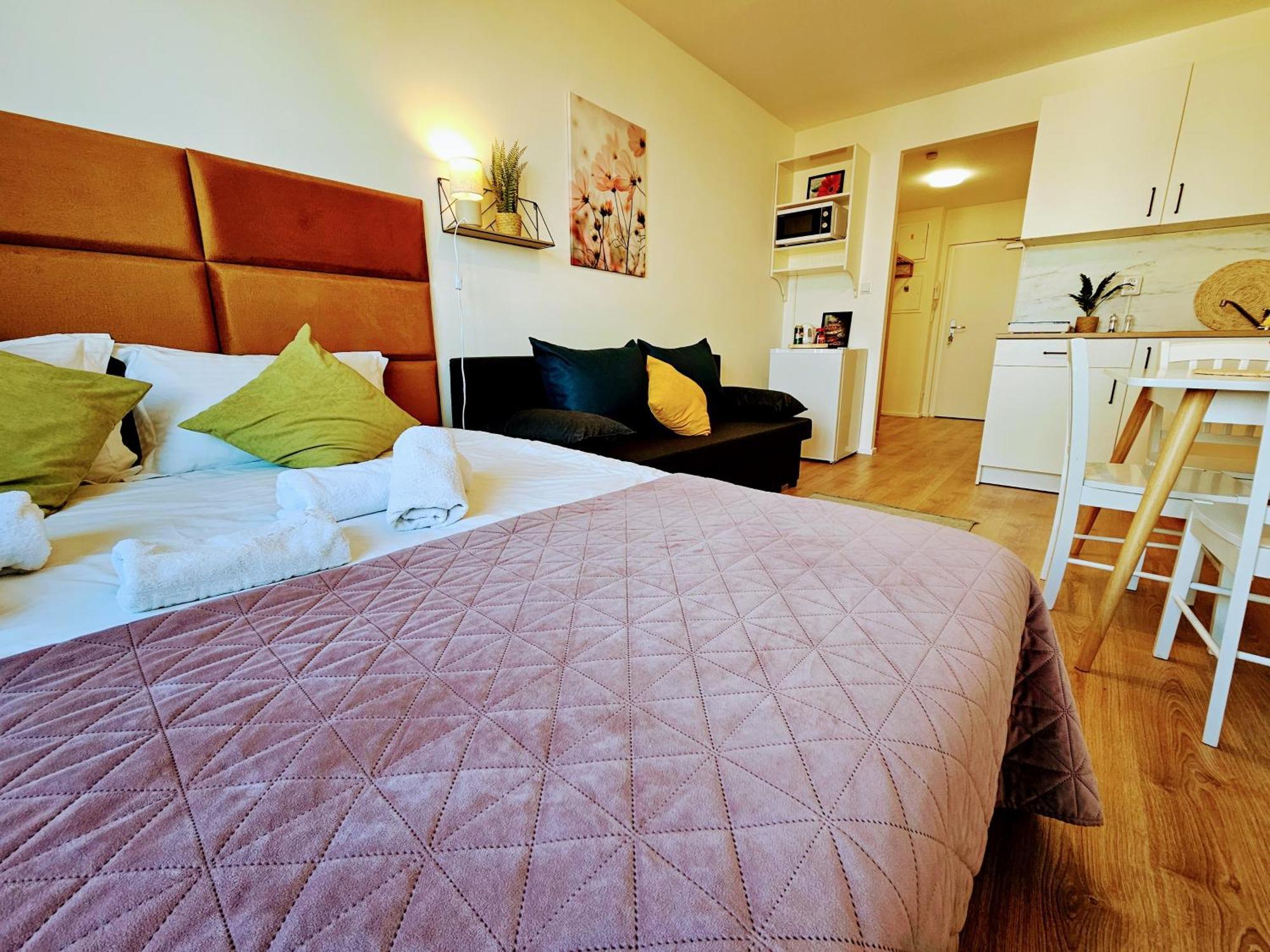 Apartment Live-inn Hotel-style 5 Apartments, 20 Mins To Centre, Gym, Reception, Free Parking, Lift, Roof Terrace & Game Prag