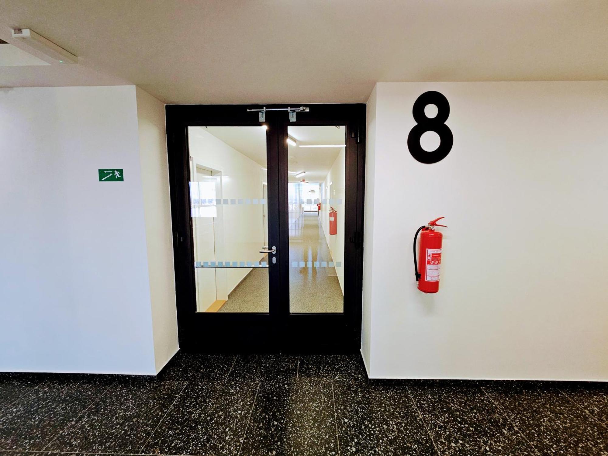 Live-inn Hotel-style 5 Apartments, 20 Mins To Centre, Gym, Reception, Free Parking, Lift, Roof Terrace & Game