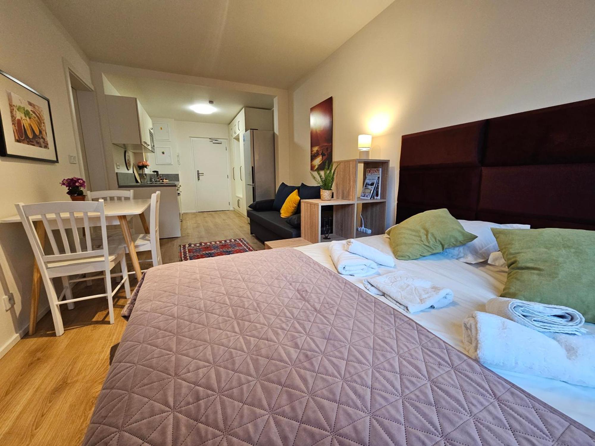 Live-inn Hotel-style 5 Apartments, 20 Mins To Centre, Gym, Reception, Free Parking, Lift, Roof Terrace & Game *