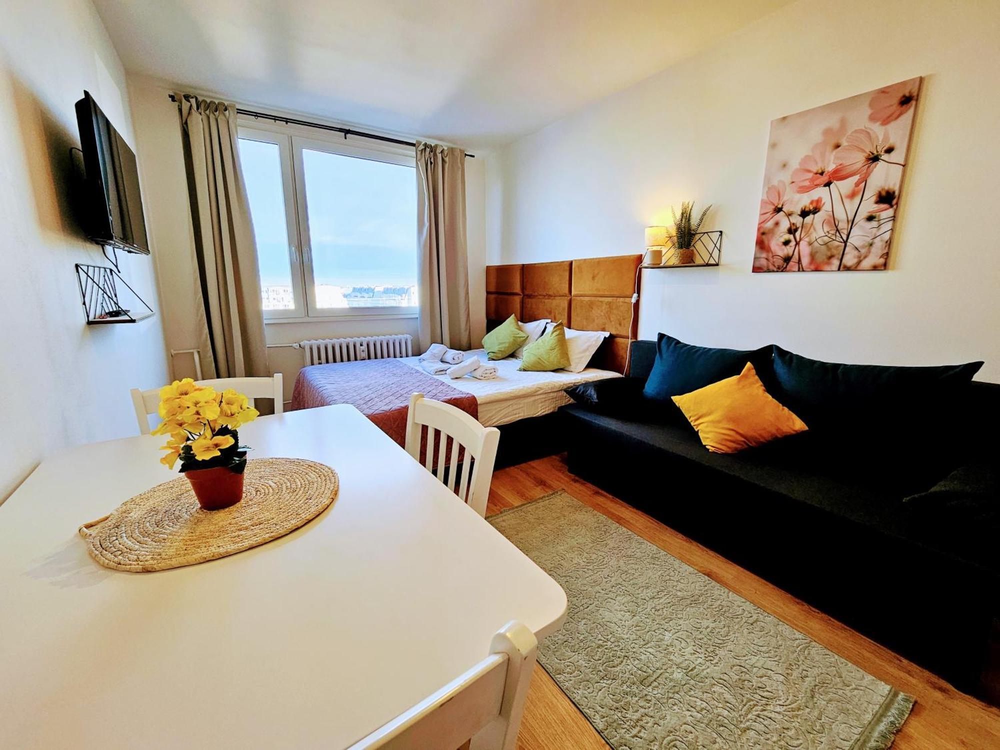 Live-inn Hotel-style 5 Apartments, 20 Mins To Centre, Gym, Reception, Free Parking, Lift, Roof Terrace & Game