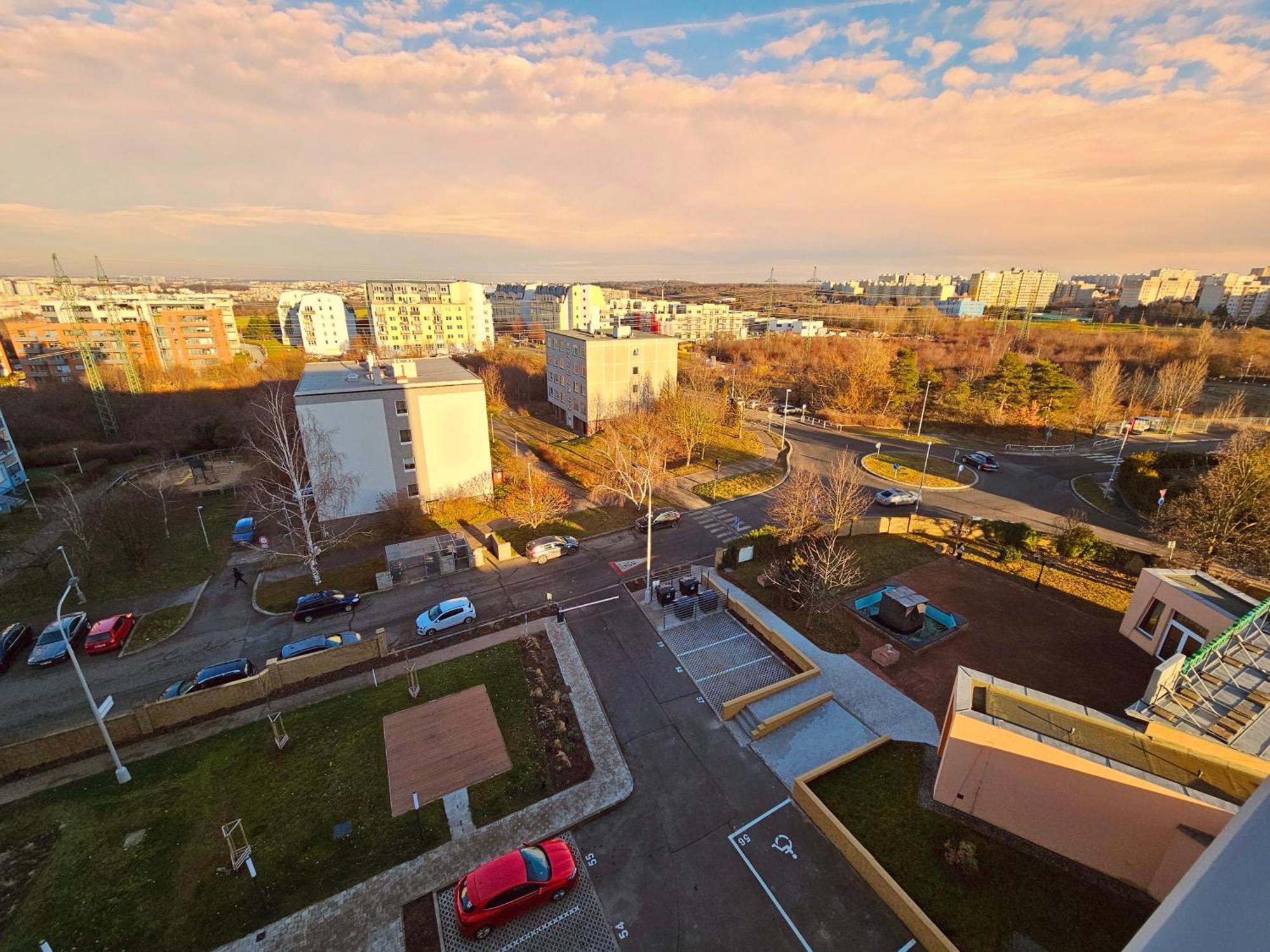 Apartment Live-inn Hotel-style 5 Apartments, 20 Mins To Centre, Gym, Reception, Free Parking, Lift, Roof Terrace & Game *