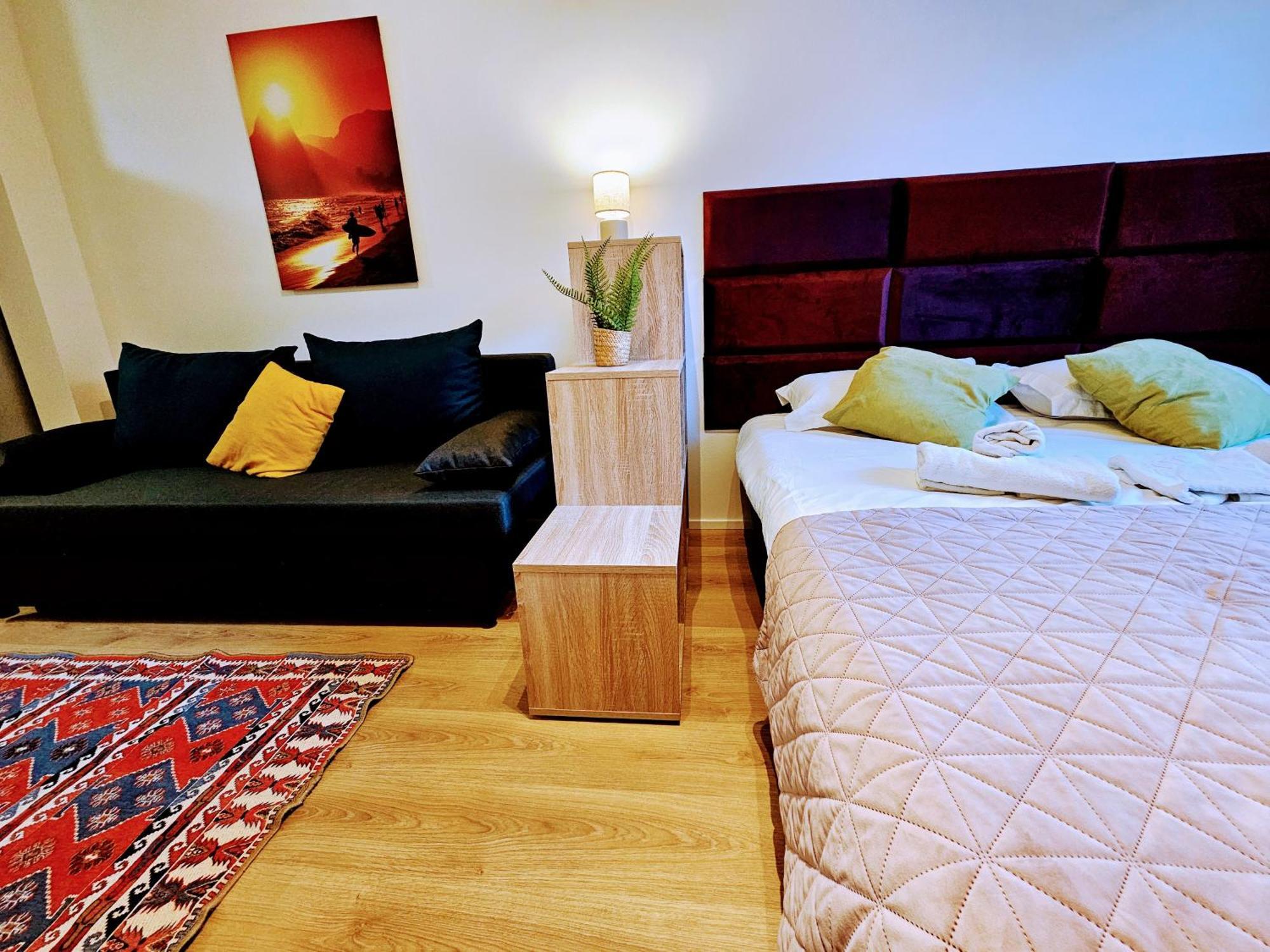 Live-inn Hotel-style 5 Apartments, 20 Mins To Centre, Gym, Reception, Free Parking, Lift, Roof Terrace & Game