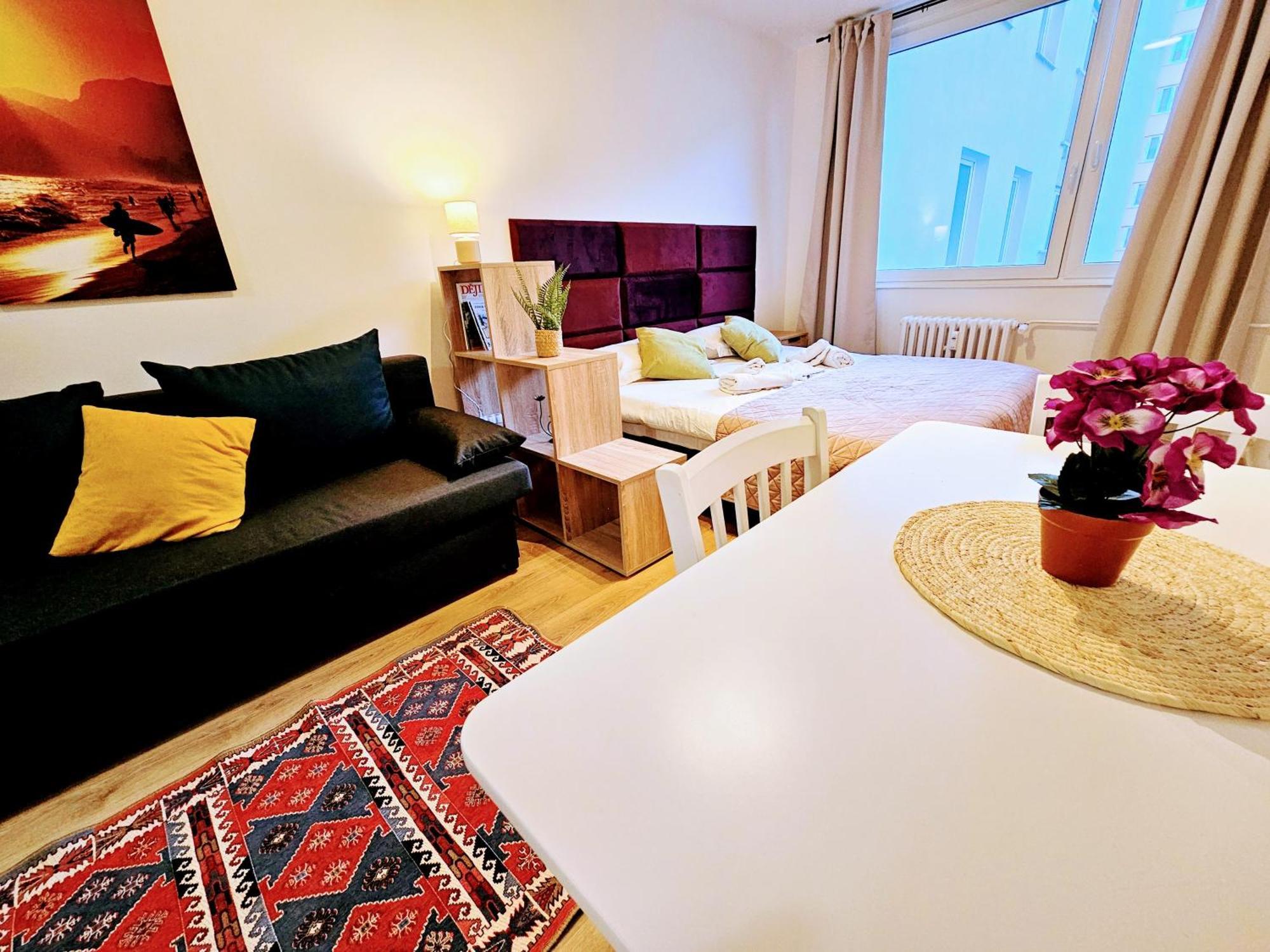 Live-inn Hotel-style 5 Apartments, 20 Mins To Centre, Gym, Reception, Free Parking, Lift, Roof Terrace & Game Apartment Prag