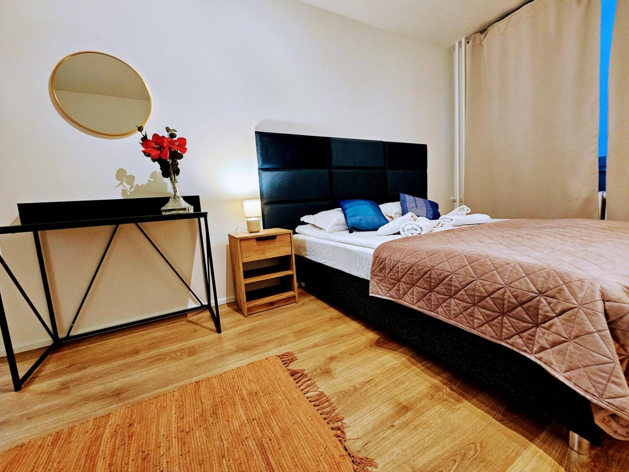 Live-inn Hotel-style 5 Apartments, 20 Mins To Centre, Gym, Reception, Free Parking, Lift, Roof Terrace & Game * Prag