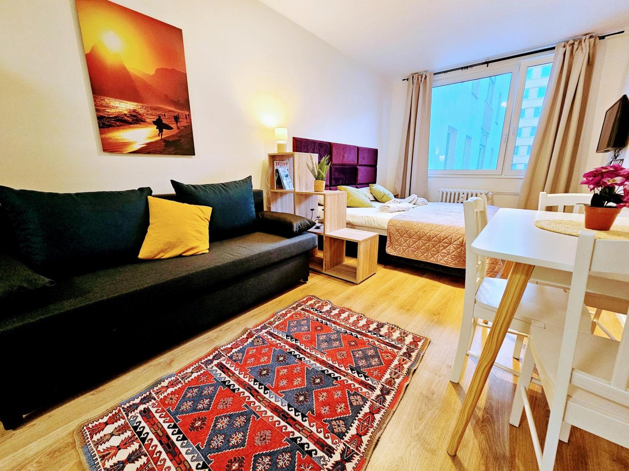Live-inn Hotel-style 5 Apartments, 20 Mins To Centre, Gym, Reception, Free Parking, Lift, Roof Terrace & Game Apartment *