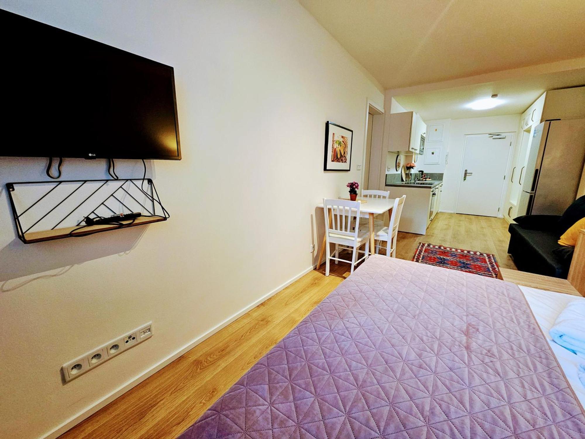 Apartment Live-inn Hotel-style 5 Apartments, 20 Mins To Centre, Gym, Reception, Free Parking, Lift, Roof Terrace & Game *