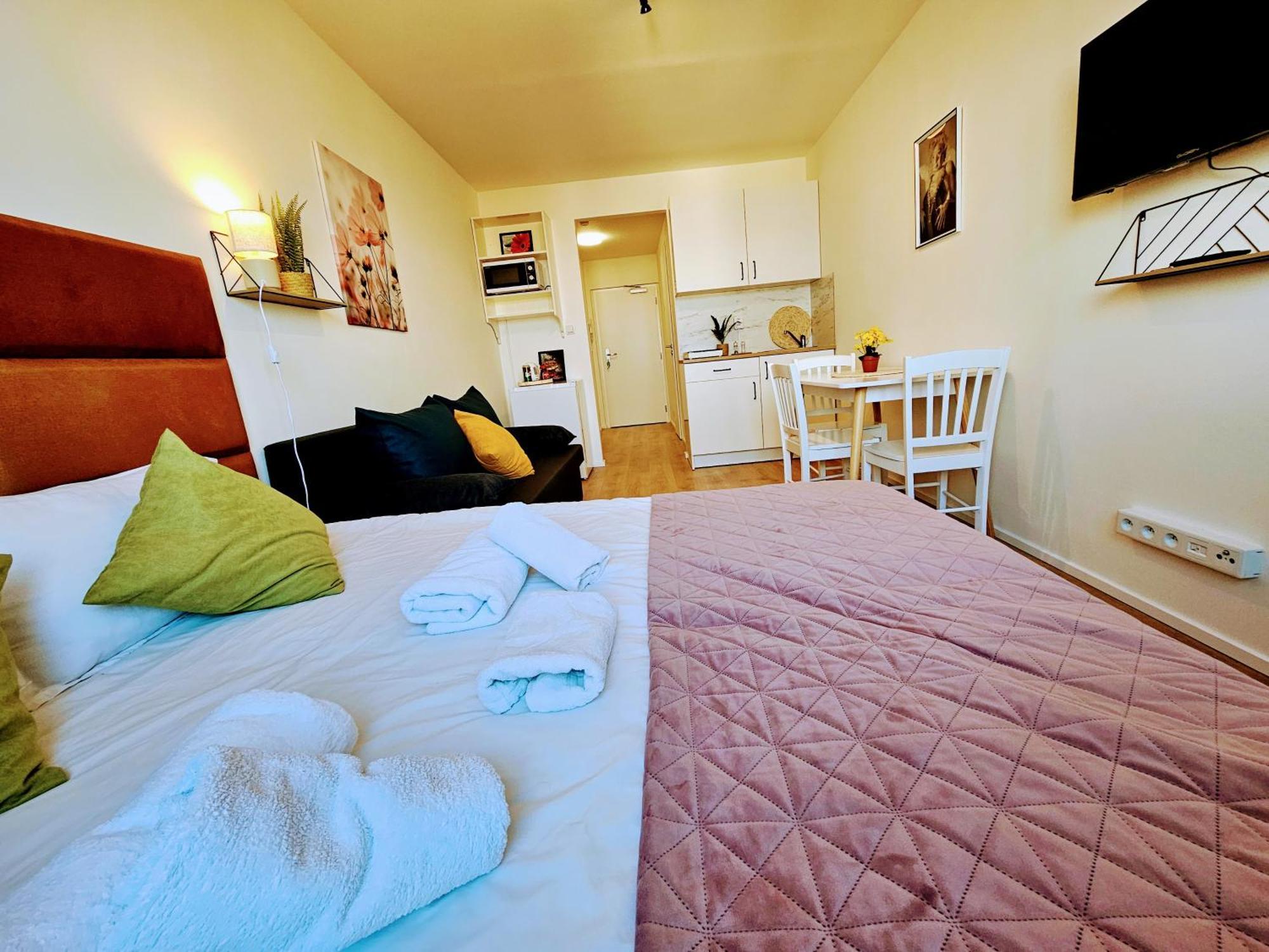 Apartment Live-inn Hotel-style 5 Apartments, 20 Mins To Centre, Gym, Reception, Free Parking, Lift, Roof Terrace & Game Prag