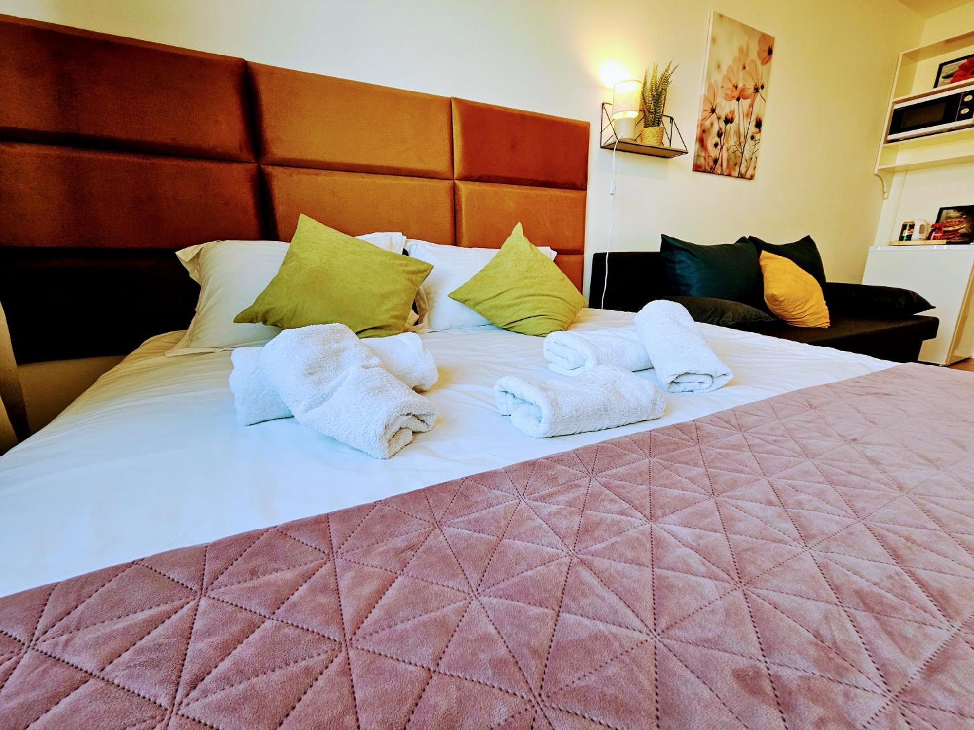Live-inn Hotel-style 5 Apartments, 20 Mins To Centre, Gym, Reception, Free Parking, Lift, Roof Terrace & Game Apartment