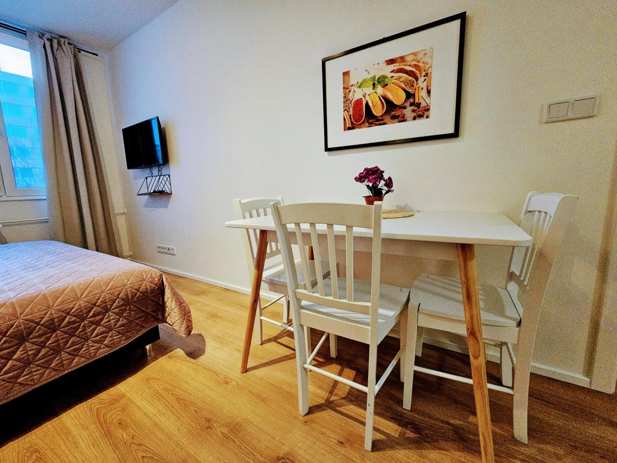 Live-inn Hotel-style 5 Apartments, 20 Mins To Centre, Gym, Reception, Free Parking, Lift, Roof Terrace & Game * Prag