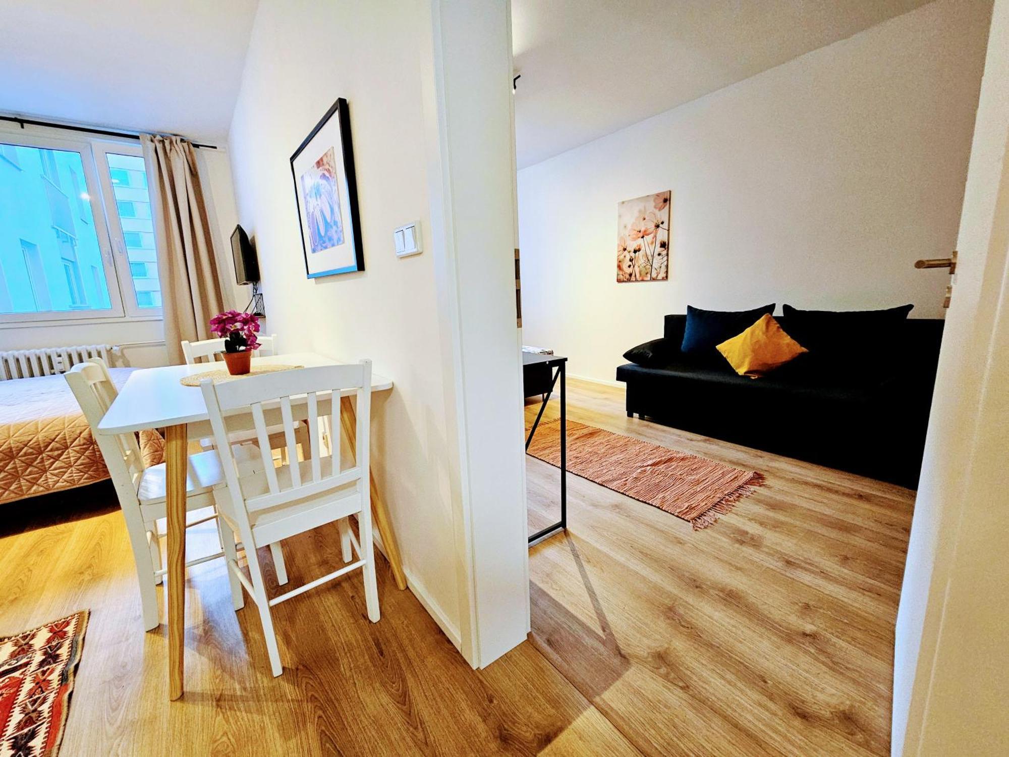 Live-inn Hotel-style 5 Apartments, 20 Mins To Centre, Gym, Reception, Free Parking, Lift, Roof Terrace & Game