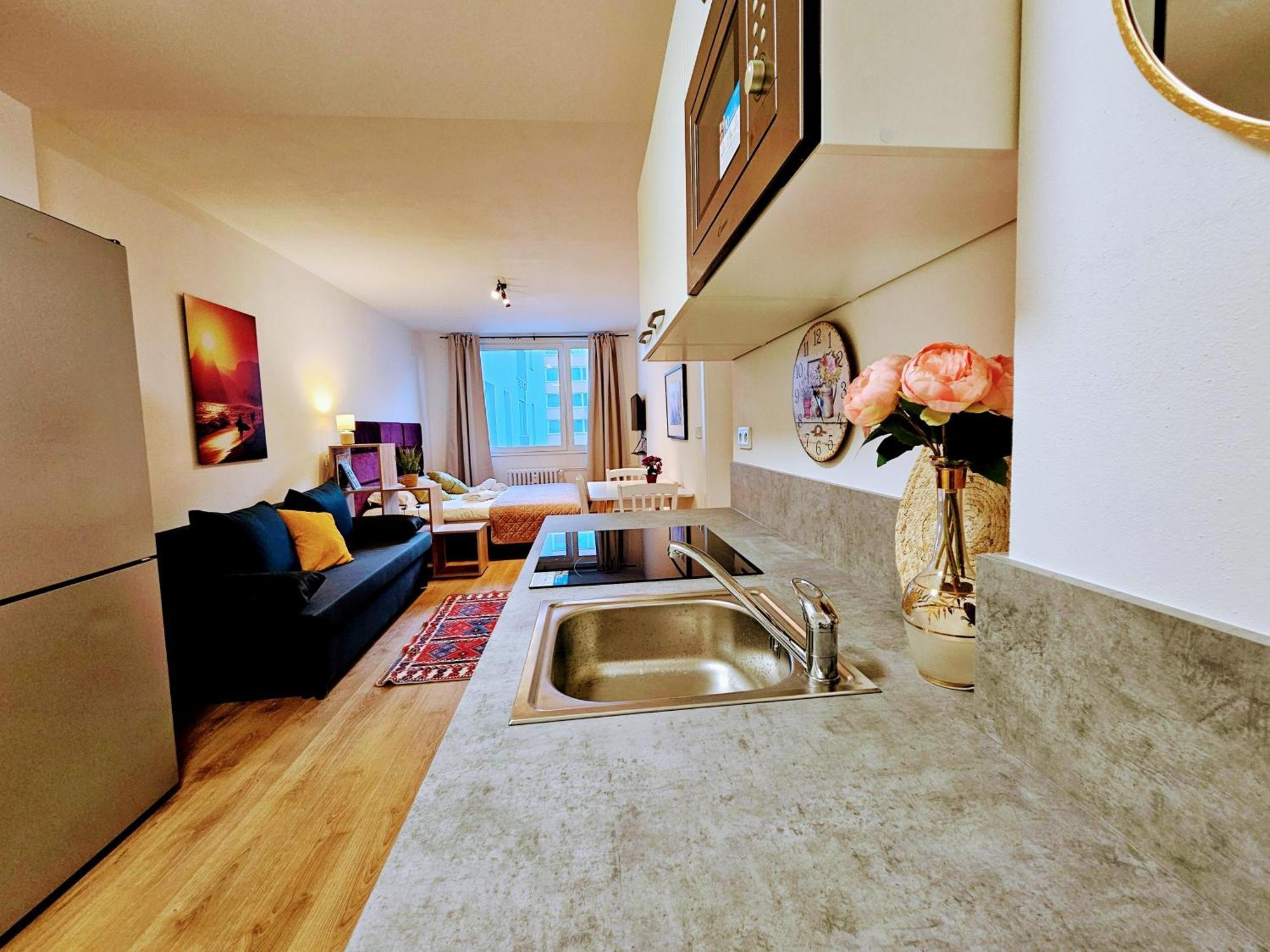 Live-inn Hotel-style 5 Apartments, 20 Mins To Centre, Gym, Reception, Free Parking, Lift, Roof Terrace & Game Apartment *